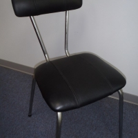 chaise Formica relookée avec cuir
