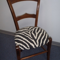 chaise rempaillée relooké avec tissu zèbre